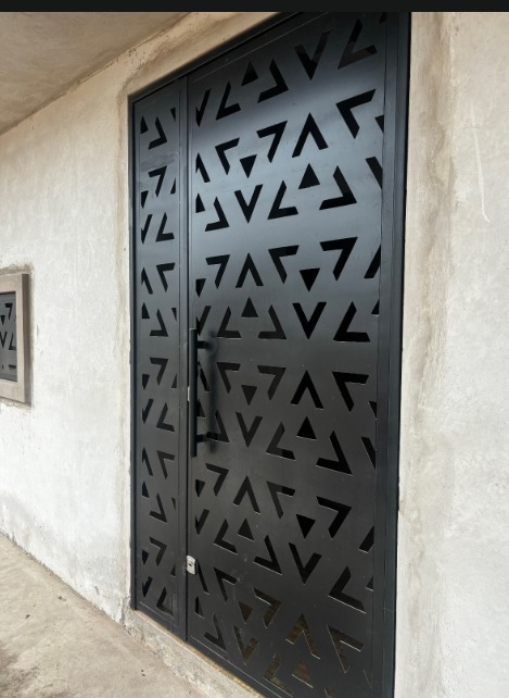 Puerta c/ chapa de diseño